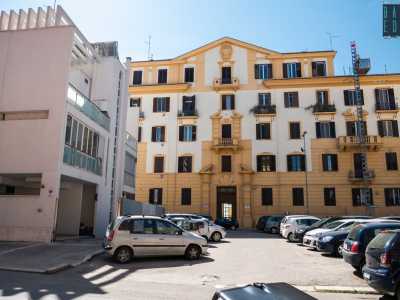 Pensato per ospitare i sottufficiali, svetta con il suo imperioso prospetto bianco e ocra su uno spiazzo adibito a parcheggio